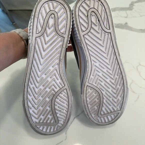 Nike women’s White and Black Sneakers - Picture 5 of 7